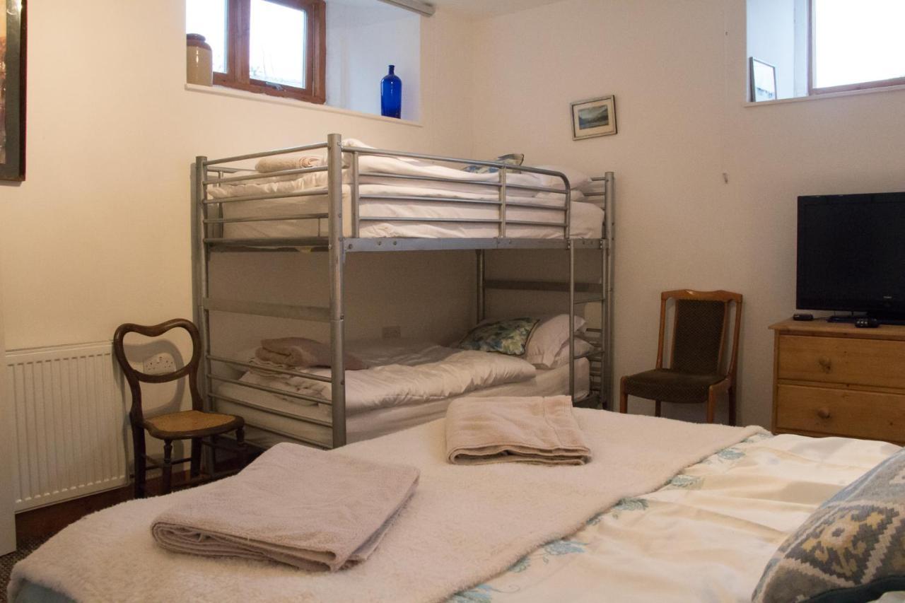 James John Hamilton House And Backpacker Hostel Фишгард Екстериор снимка